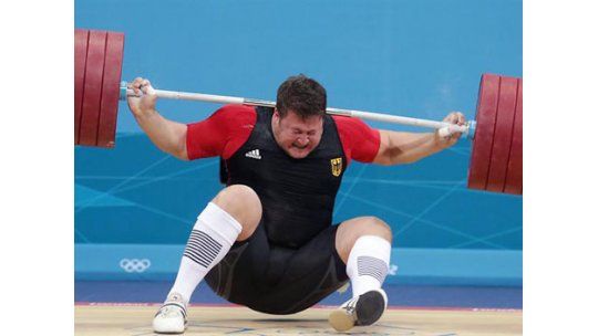 Pesista de JJOO soportó la caída de 200 kilos en su cuello