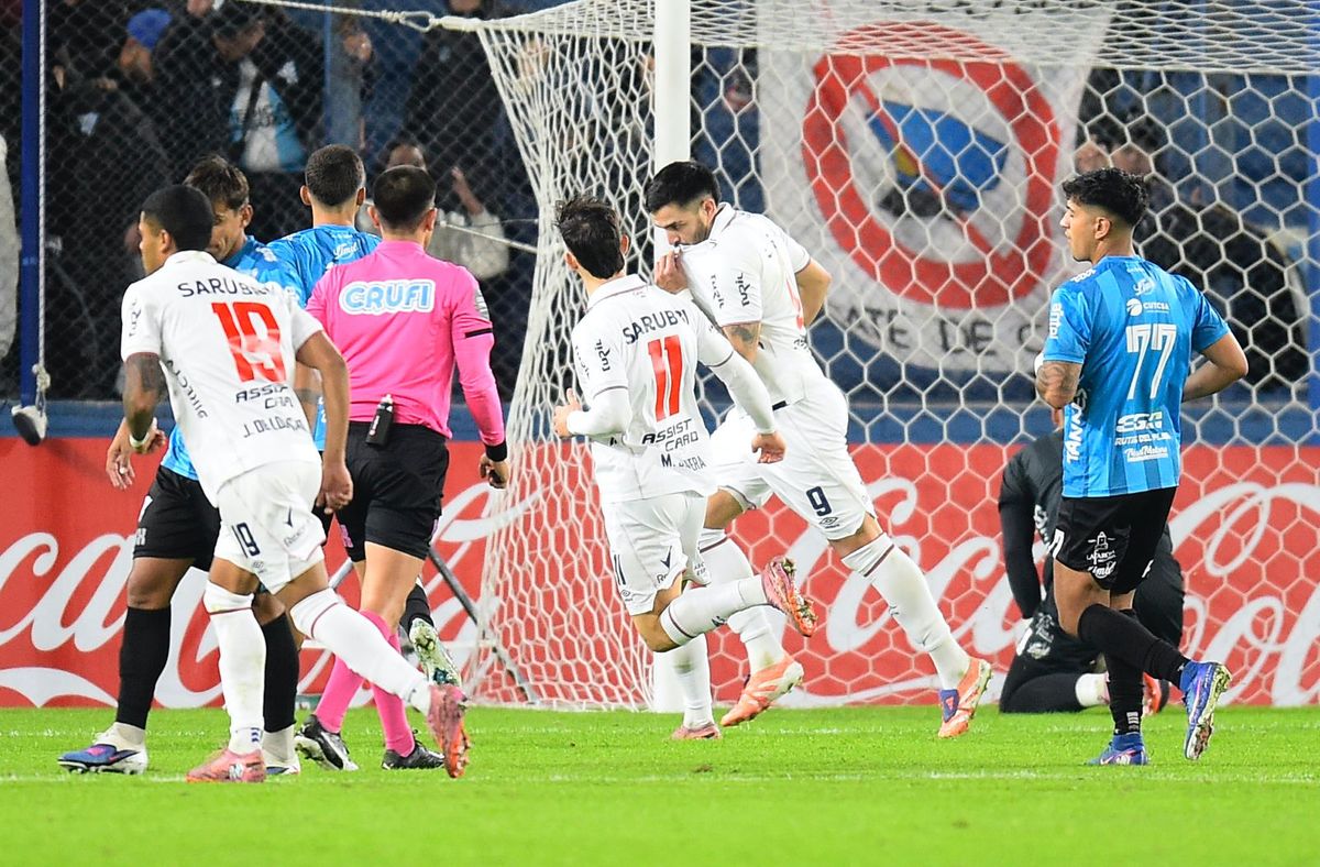 Se juega el segundo tiempo: Nacional le está ganando a Cerro en la última fecha del Apertura, con goles de Maxi Gómez