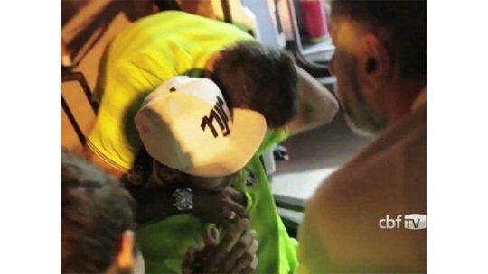 Neymar volvió a la concentración de Brasil, tiene para un mes