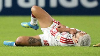 giorgian de arrascaeta se fracturo la clavicula y esta en riesgo su participacion en el mundial