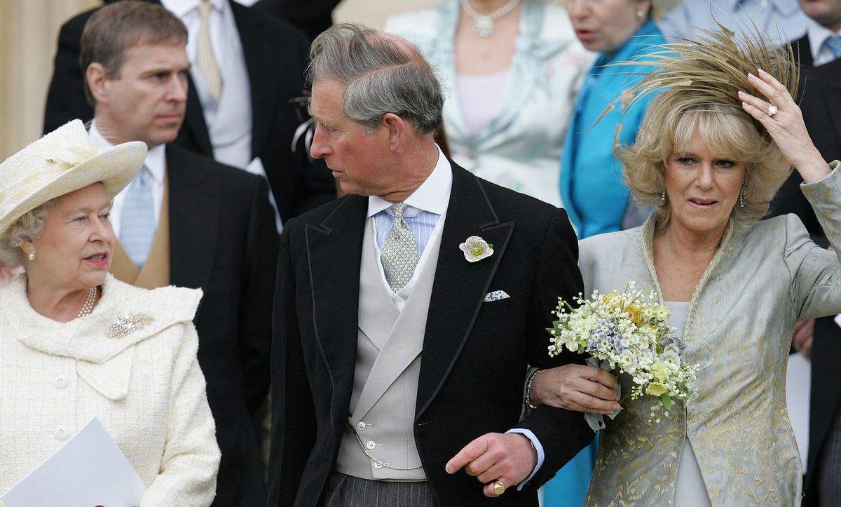 La reina Isabel II de Gran Bretaña, durante el casamiento del príncipe Carlos y su novia Camilla, duquesa de Cornualles, en la capilla San Jorge en Windsor después de la bendición de la iglesia de su ceremonia de boda civil, el 9 de abril de 2005. Foto: AFP