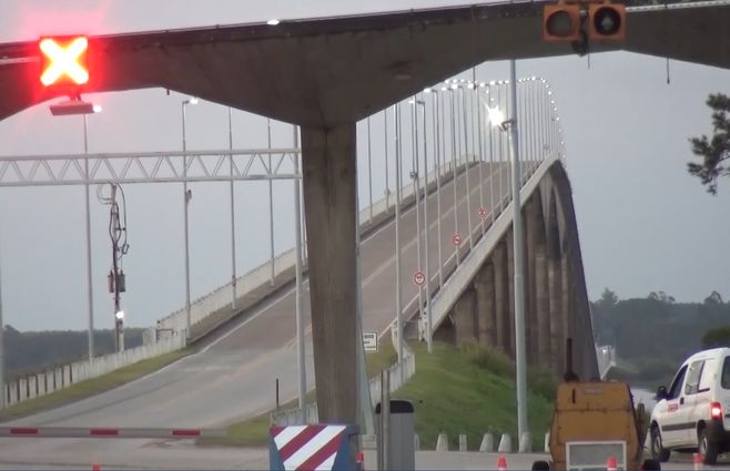 Puente internacional Gral. San Martín, que separa la ciudad uruguaya de Fray Bentos de la de Puerto Unzué en Argentina.