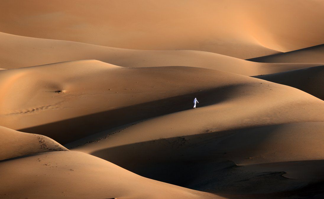 Un joven emiratí juega en las dunas de arena del desierto de Liwa, a unos 250 kilómetros al oeste del emirato del Golfo de Abu Dabi.