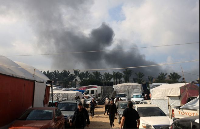 Columna de humo tras combates entre Israel y Hamas al sur de Gaza, en una zona para refugiados. AFP.