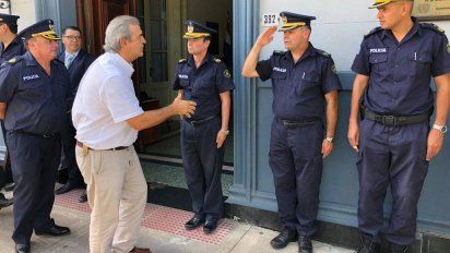 El ministro Larra&ntilde;aga saluda a jerarcas policiales apenas asumi&oacute; en Interior&nbsp;