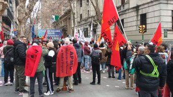 Foto: Subrayado. Movilización de la FUS frente al MEF.