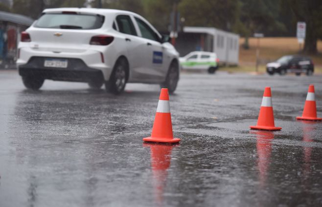 Auto-lluvia-calle-FocoUy.jpg