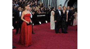 Vestidos con lujosa pedrería predominaron en la alfombra roja