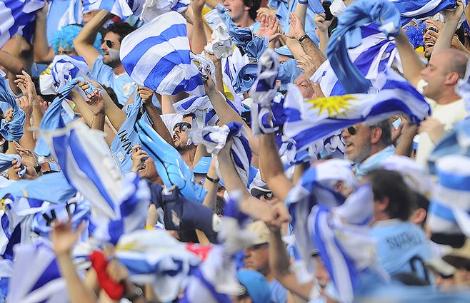 Hinchada uruguay.jpg