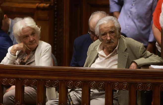 Lucía Topolansky y Mujica en el Senado. Foto: Foco UY