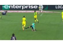 Suspendieron al árbitro que le pegó una patada y luego echó a un jugador