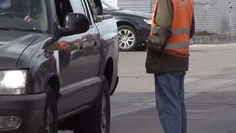 cuidacoches podran cobrar por transferencia; edil asegura que hay tres veces mas de los registrados en la imm