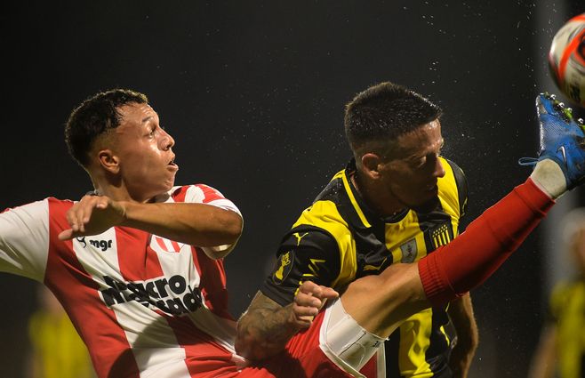 Peñarol y River Plate se enfrentan en el Parque Saroldi por el Torneo Apertura. Foto: Foco UY