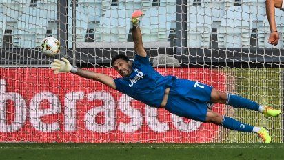 buffon bate el record de partidos disputados en la serie a: 648