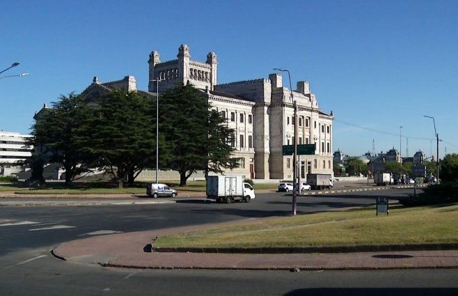 PALACio-legislativo-fachada-ciudad-feriado-transito sol soleado calor