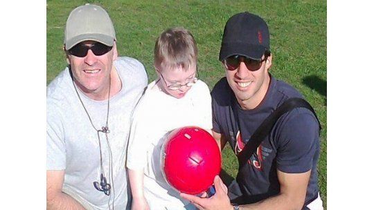Suárez se paró a jugar al fútbol con un niño con síndrome de Down