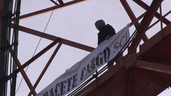 hacete cargo suprema corte: hombre que subio a torre de 40 metros en reclamo de tenencia de su hijo, recibio llamada de orsi