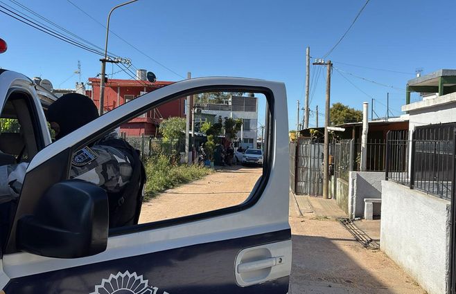 Allanamiento en Casabó por asalto a remesa en Colón. Foto: María Eugenia Scognamiglio, Subrayado.