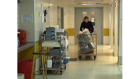 Trabajadores de Hospital Evangélico ocupan la institución