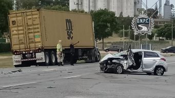 dos mujeres lesionadas tras el choque entre el auto en el que viajaban y un camion cargado de semillas