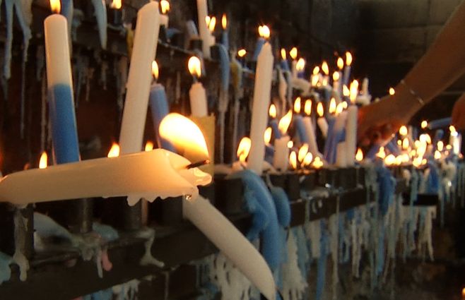 velas-encendidas-gruta-lourdes-montevideo