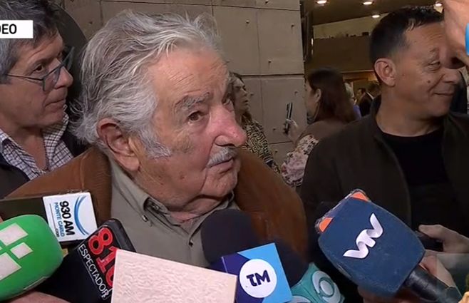 Mujica-mayo-sobre-el-agua.jpg
