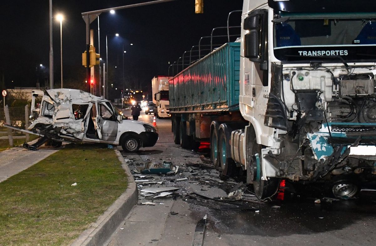 Chocó en camioneta contra un camión, fue derivado y se constató que estaba herido de bala; está grave