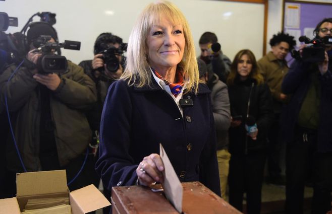 Carolina Cosse vota en las internas. Foto: FocoUy