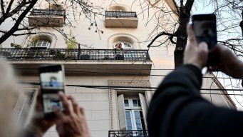 Foto: AFP. Cristina Fernández ha permanecido en su casa, con salidas hacia su balcón, tras conocer su condena.