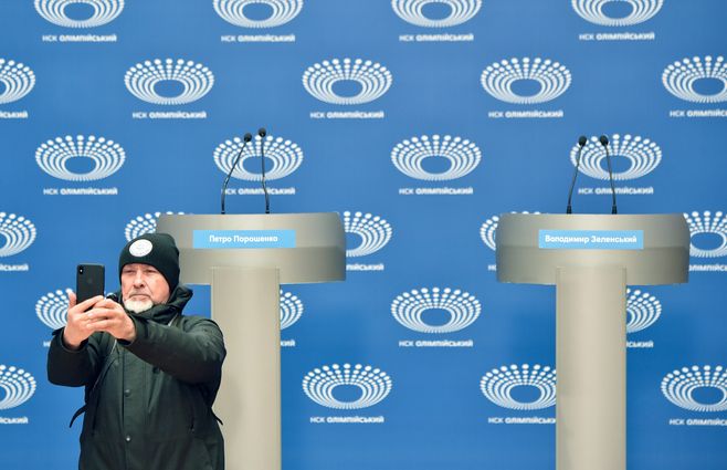 Atriles aun vacíos, prontos para el último debate presidencial en Ucrania. Abril, 2019. En Uruguay, los canales negocian conjuntamente las condiciones del encuentro junto a la Corte Electoral