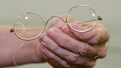 las iconicas gafas redondas de john lennon, vendidas por 183.000 dolares