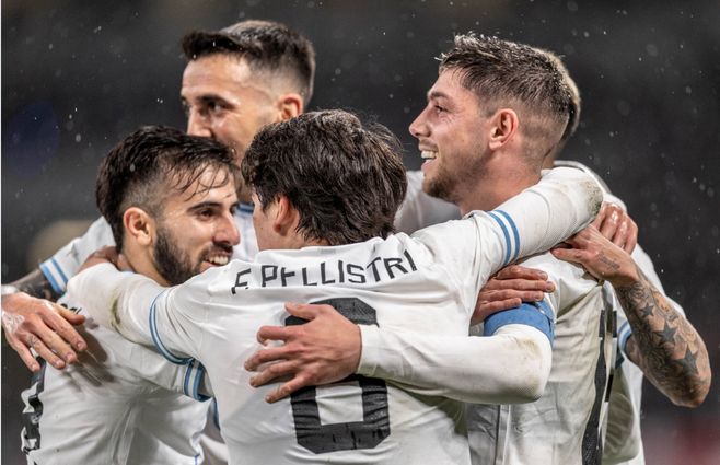Federico Valverde festeja su gol y su primer partido como capitán de Uruguay. Foto: AFP.