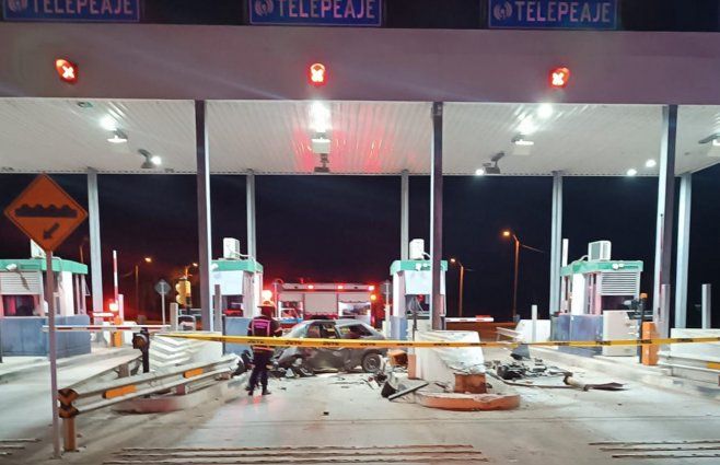 Foto: Policía Caminera. El agresor chocó el auto que conducía, contra el peaje Soca. La joven, su expareja, murió.