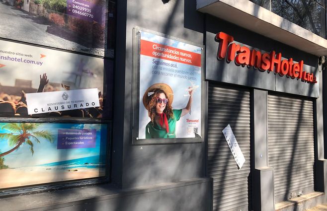 La agencia TransHotel este jueves, con el cartel de clausurado. Foto: Emiliano Gutiérrez, camarógrafo de Subrayado.