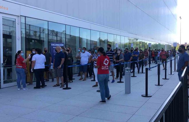 Centro de vacunación en Antel Arena