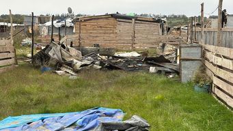 La vivienda incendiada donde hallaron el cuerpo del hombre asesinado. Asentamiento Nuevo Comienzo. Foto: María Eugenia Scognamiglio, Subrayado.