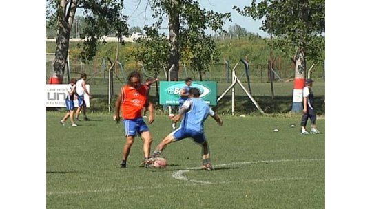 El Chino entrena tirando caños y haciendo goles