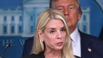 Donald Trump y Pam Bondi. Foto: AFP