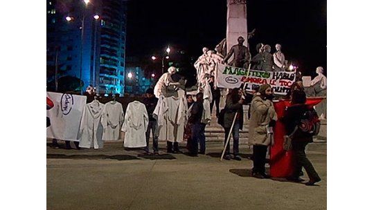 Maestros “colgaron las túnicas” en reclamo de aumento