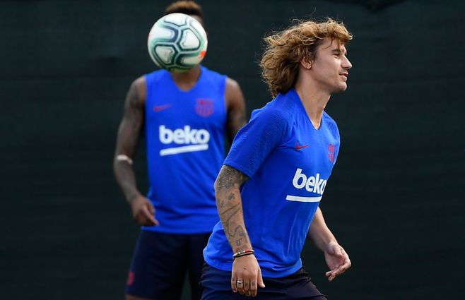 Griezmann llegó a Barcelona y dijo sobre el frustrado pase del año pasado: Si pido disculpas lo haré en la cancha. Sobre la lucha de egos en el ataque catalán: todo se arreglo con unas buenas habilitaciones a Messi ySuárez