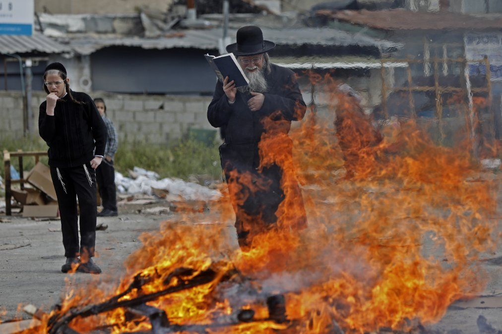 Judíos ultraortodoxos quema elementos durante el ritual de Biur Chametz en Jerusalén