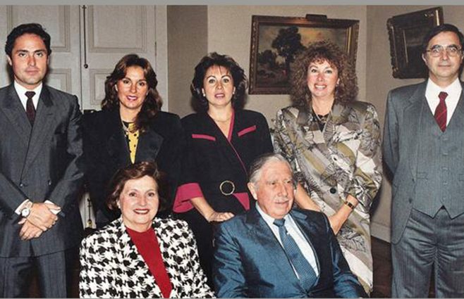 Rodeados de los más íntimos, Pinochet y su esposa Lucía Hiriart, a la que todo Chile llamaba la generala por su fuerte influencia sobre el dictador.&nbsp;