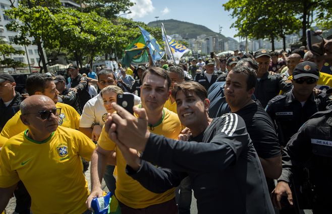 El diputado Flavio Bolsonaro, hijo del candidato presidencial, durante la marcha en respaldo a su padre.