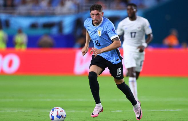 Uruguay con Federico Valverde como capitán ante Perú. Foto: AFP