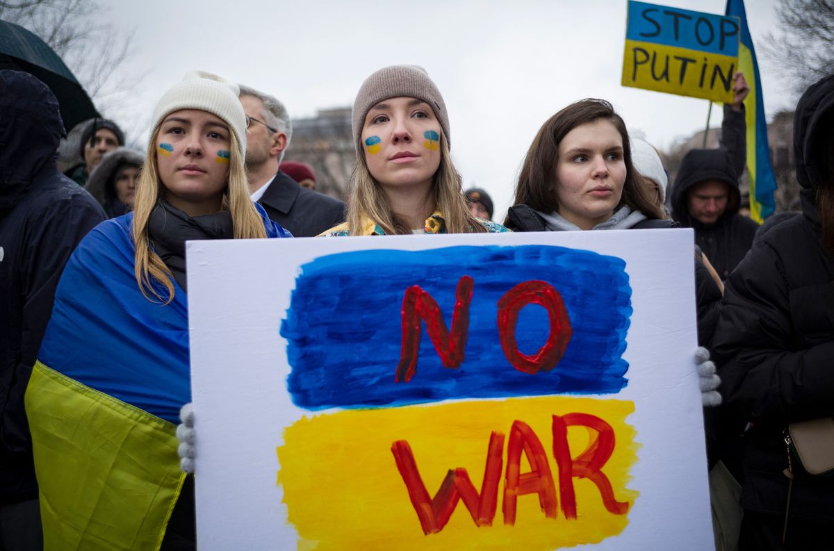 Activistas sostienenpancartas en Lafayette Square, para protestar contra la invasiónrusa de Ucrania en Washington, DC.&nbsp;&nbsp;