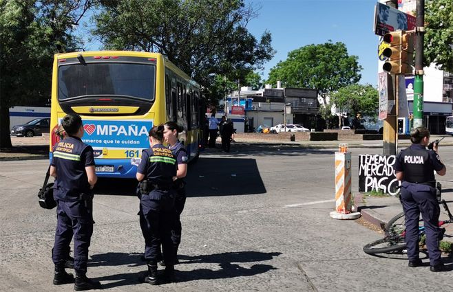 omnibus-ucot-mujer-embestida-avenida-italia-y-comercio.jpg