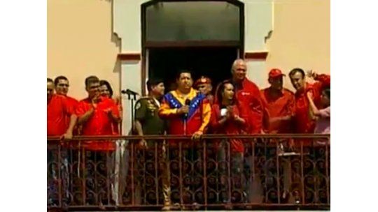 Chávez volvió a Venezuela, prometió cuidarse y hasta cantó