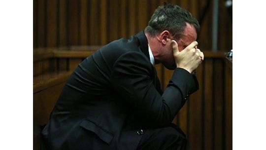 Pistorius pide perdón entre lágrimas por haber matado a su novia