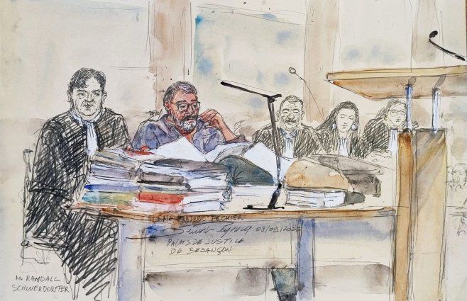 Benoit PEYRUCQ / AFP. Boceto judicial muestra al exanestesista Frederic Pechier y a su abogado.&nbsp;