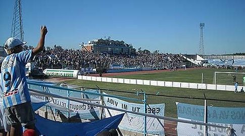 Lluvia torrencial obligó a suspender el partido entre Racing y Plaza Colonia  en el Parque Roberto